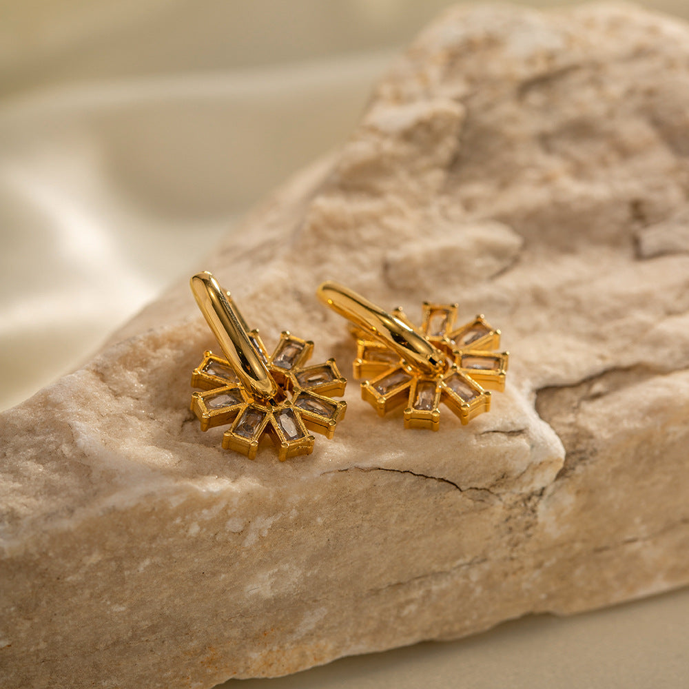18K Gold Exquisite Retro Inlaid White Zircon Snowflake Design Gold Light Luxury Style Versatile Earrings