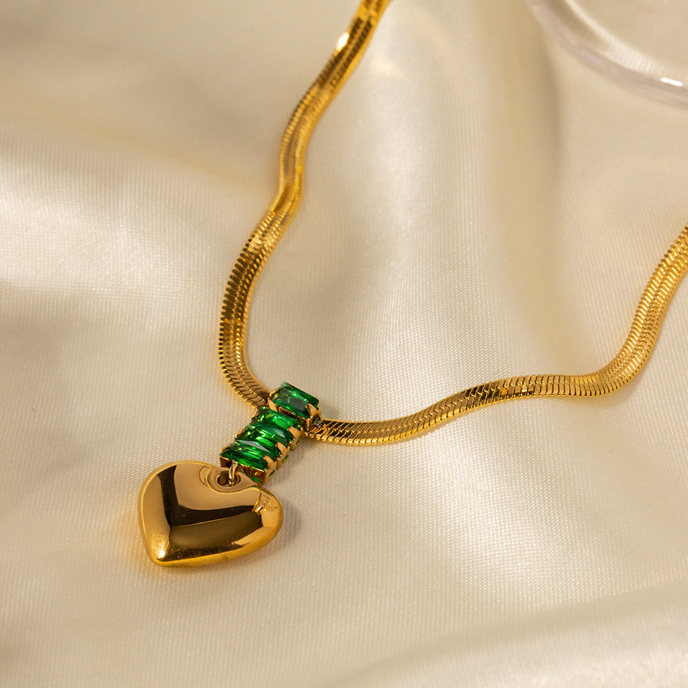 18K Gold Fashion Retro Heart Inlaid Green Zircon Pendant Design Versatile Necklace
