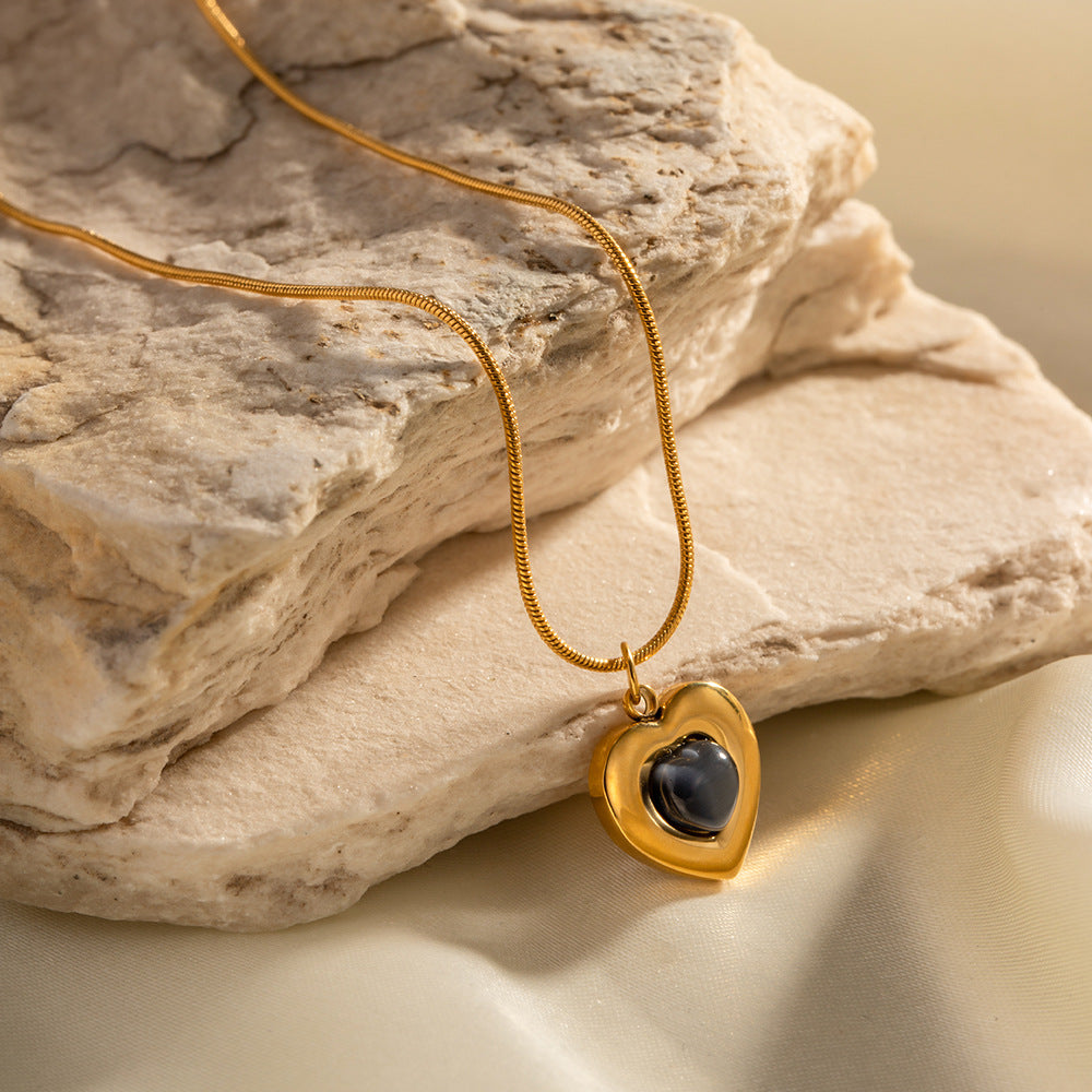 18K Gold Exquisite Fashion Heart Inlaid Opal Design Pendant Necklace